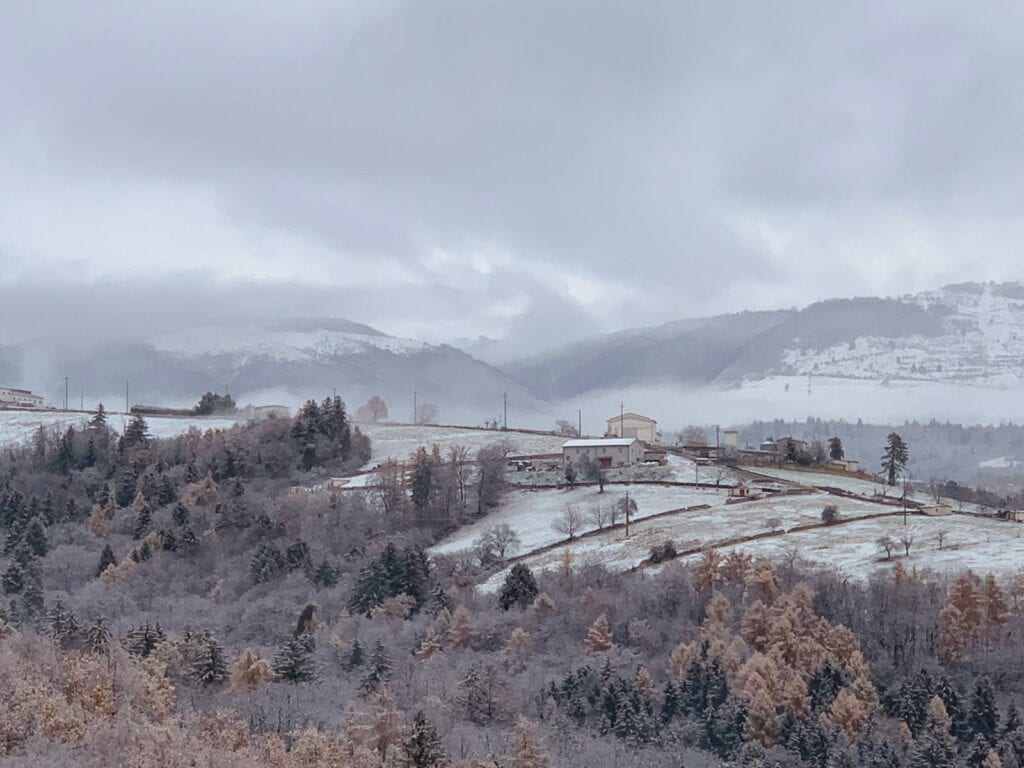 Paesaggio innevato della strada del vino della valpolicella